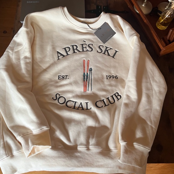 Le Lis Tops - Brand new with tags Le Lis collection oversized apres ski social club - medium
